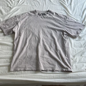 Oversized T-shirt los Angeles - Snygg beige t-shirt med stort 'Los Angeles' tryck på baksidan. Perfekt för en avslappnad stil. Kortärmad och i en skön passform. Passar även till folk med M i tröjor