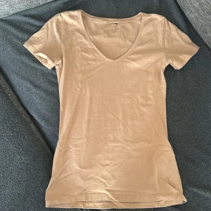 Beige v-ringad t-shirt - Jättefin står ingen storlek men skulle säga XXS