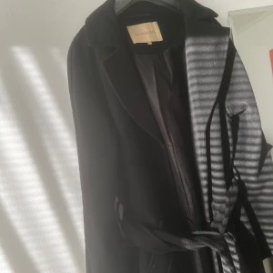 Svart kappa - Svart lång kappa , bra kvalité , köpt för 1500kr från Lindeberg 