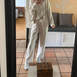 Beige byxor från Gina Tricot - Säljer ett par bekväma beige linnebyxor från Gina Tricot i storlek XS. Byxorna har en elastisk midja och knytband. Använda 3 gånger. 