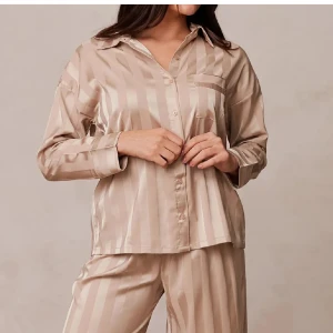 Lounge pyjamas  - Beige satin pyjamas från Lounge. Bra skick!!