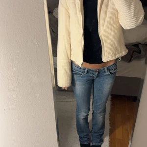 Beige/vit manchesterjacka - Vit/beige manchesterjacka säljer då jag inte använder den. Bra skick. Storlek s från urban classics💕