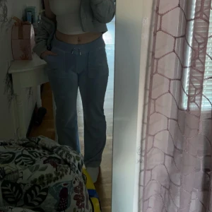 Blå mjukisbyxor med snörning - Säljer ett par bekväma blå mjukisbyxor med snörning i midjan. Perfekta för en avslappnad stil.