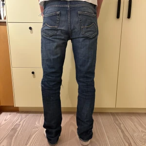 Jacob cohen jeans  - As feta Jacob cohen jeans med slitning i knät. Säljer pga att jag inte använder längre. Skit snygg mörkblå färg och najs detalj med hålet W32 men passar också W31. Kom dm för fler frågor:))