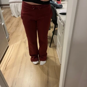 Vinröda mjukisbyxor från Gina Tricot - Vinröda mjukisbyxor från Gina Tricot som är helt oanvända, endast tvättade. Säljer då de är lite för långa på mig som är 160, nypris: 300kr💕