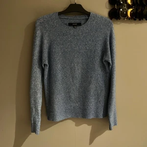 Blå stickad tröja  -  blå stickad tröja från veromoda. Tröjan har långa ärmar och en klassisk rund halsringning. Storlek xs