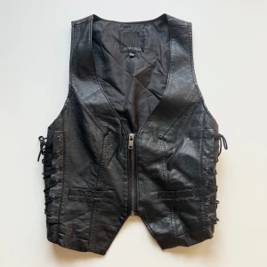 Skinnväst - Väst i skinnimitation från New Yorker, säljs inte längre. Storlek 38, passar också 36