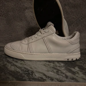 Valentino flycrew - Riktigt feta flycrews som har mycket kvar att ge  säljes i befintligt skick skulle bedöma som 7/10 i skicket nån nit saknas dessvärre men brukar höra till dom här skorna men går att återställa storlek 41/42 Kvitto finns