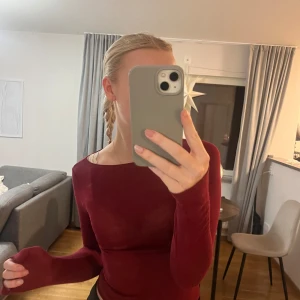 Vinröd långärmad topp från intimissimi - Snygg vinröd långärmad topp med tight passform från Intimissimi. Nypris 569