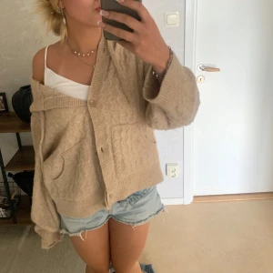  stickad kofta från & other stories - Mysig beige stickad kofta från &other stories! Skriv för fler bilder💕