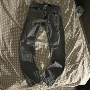 Grå tiger of sweden jeans - Riktigt snygga jeans från tiger of sweden i storlek 32x34, sitter perfekt på mig som är ca 185 och och väger runt 83kg. Fint skick!