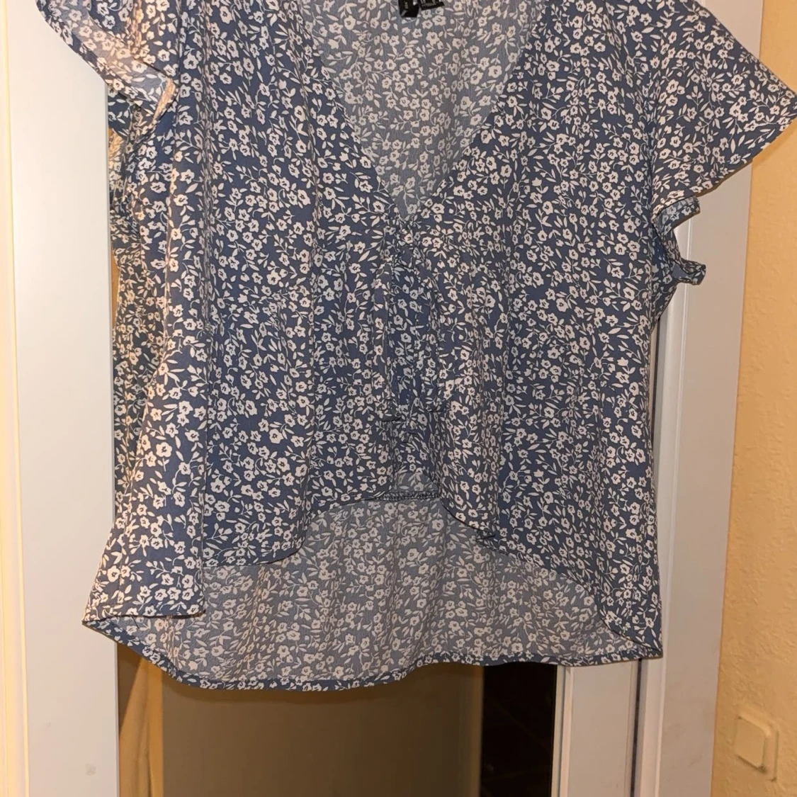 Blå blommig blus från Vero Moda