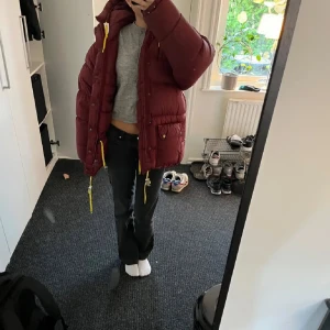  Fjällräven jacka - Säljer en vinröd dunjacka från Fjällräven med gul snörning och dragkedja. Storlek XXXS, ni bra skick men defekt på dragkedjan. Säljer för får ingen användning ❤️Lånade bilder från den jag köpte av men kan såklart skicka egna