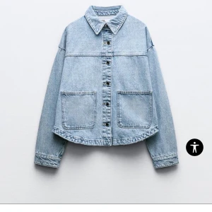 Ljusblå jeansjacka från Zara - Heej! Säljer denna denna trendiga ljusblåa jeansjackan från Zara. Har knappast använt den eftersom jag har en annan favorit, alltså är denna i super bra skick! Den är i strl XS, men skulle definitivt passa lika bra som S och M. Ord pris:379 🩵