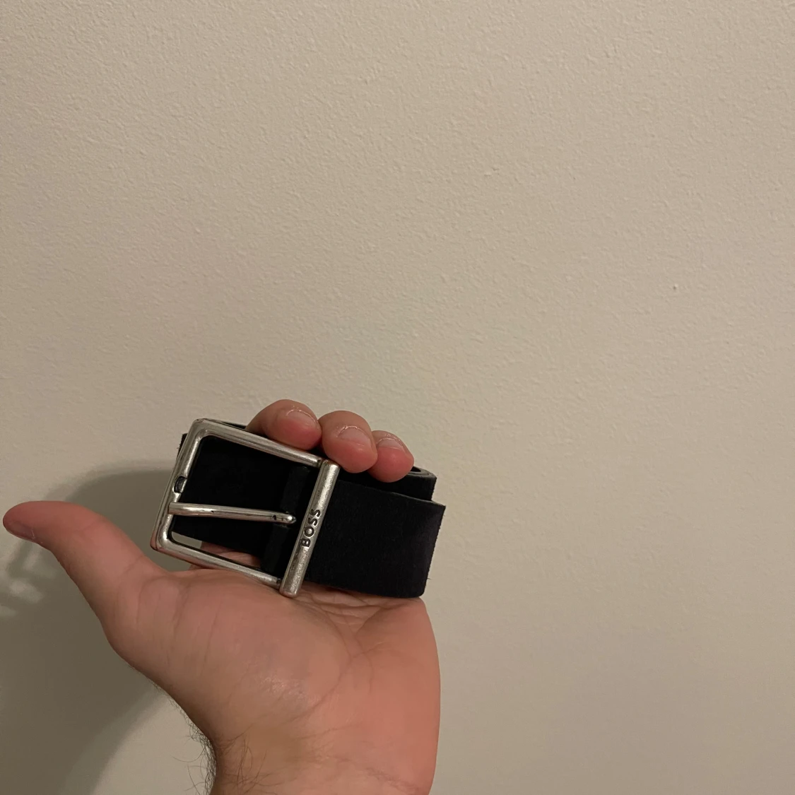 Svart skärp med silverfärgat spänne från Hugo Boss