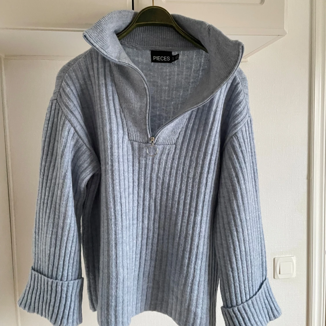 Ljusblå ribbad tröja från Pieces - 90