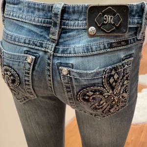 Miss me jeans  - Lågmidjade bootcut jeans från Miss me. Unika fickor med snygga färger och mönster. Perfekt skick. Mått Innerbenslängd: 76 cm. Midjemått rakt över: 33 cm. Skriv gärna vid frågor eller prisförslag💗