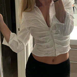 Cropped shorta - Superfin skjorta från Gina tricot! Storlek xs men brukar ha S oftast. Croppad där framme men något längre där bak! 