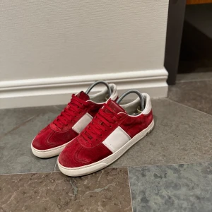 Valentino flycrew - Hej! Jag säljer mina eftertraktade röda valentino flycrew i storlek 39/40. De är har en unik design och är använda ett fåtal gånger, skick 8/10. Det är endast två taggar som saknas på de båda skorna. Jag säljer de för att de inte kommer till användning. Om ni har funderingar är det bara att fråga!