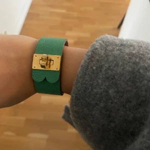 Grönt ByBorn armband  - Grönt ByBorn armband köpt på NK för 1400kr. Som ny skick då jag har använt det lite. Pris går att diskutera 