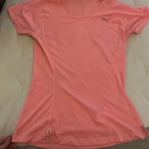 Rosa tränings t-shirt från Puma - Säljer en rosa tränings t-shirt från puma, använd nån gång men säljer då den inte kommer till användning.