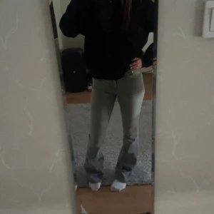 Grå bootcut jeans - Snygga grå bootcut jeans. Perfekta för en avslappnad stil med en modern touch. Passar bra till sneakers eller klackar. Pris går att diskutera vid snabb affär 
