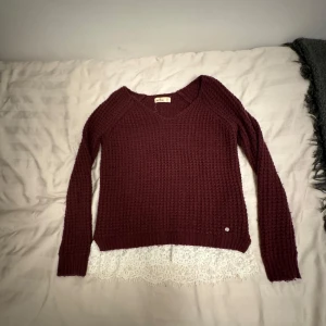Vinröd stickad tröja med spets - Säljer en vinröd stickad tröja från hollister.                              ❤️