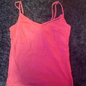 Mörkt rött linne - Mycket rödare i verkligheten!!! Jätte snyggt mörk rött linne, säljer då jag inte använder de så ofta 💖 (skriv privat om jag ska skicka mer bilder) 