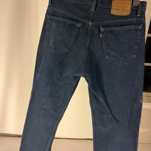 Mörkblå jeans från Levi's - Säljer ett par klassiska blå jeans från Levi's med fem fickor och knappgylf. Perfekta för en avslappnad stil. Jeansens mörkblå färg i modellen 504 och storleken W34L34.