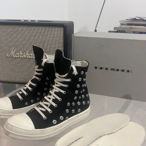 Rick Owens Studded Ramones  - Från AW32 Kollektionen, Riktigt feta Ramones med studds. Size 43 EU. Tillkommer endast box. Använda en del me är i frf grymt skick och har mycket kvar att ge! Köpta från Vestiaire, har kvitto. Även Authenticated på Grailed. Ny pris typ 11-12 lax.  För lilla minsta frågor äre ba o skriva t mig! 
