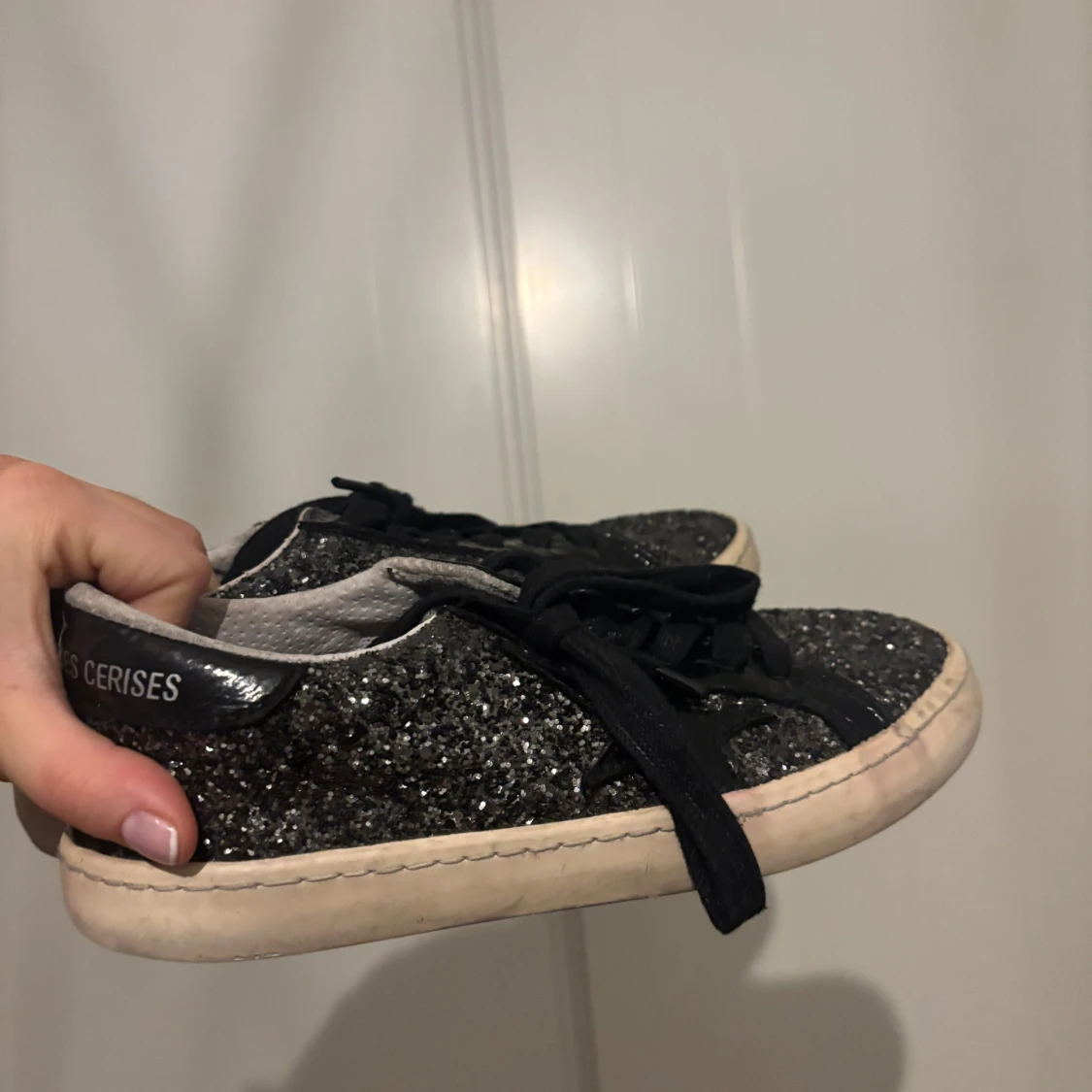 Svarta glittriga sneakers med snörning - 90