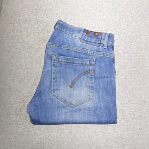 Dondup george jeans - Dondup George jeans i mycket bra skick, inga tecken på användning. Storlek 34, midjemått tvärsöver: 42cm, ytterbenslängd: 104cm