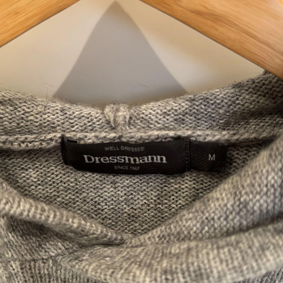 Grå stickad hoodie från Dressmann - 91