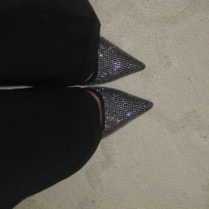 Glittriga kitten heels - Snygga glittriga kitten heels 