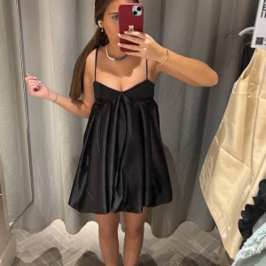 Svart klänning  - Oanvänd såå najs klänning som är helt slutsåld!! perfekt till nyår osv!!⭐️⭐️pris kan diskuteras men den är som sagt slutsåld och använd💕💕