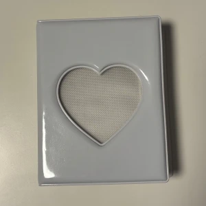 Collect book - Säljer ett vitt photocard album. Albumet har plastfickor för att enkelt organisera och skydda photocards!🤍