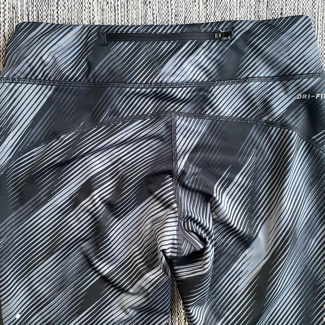 Nya gråa och svarta mönstrade träningstights i strl M från Nike - 92