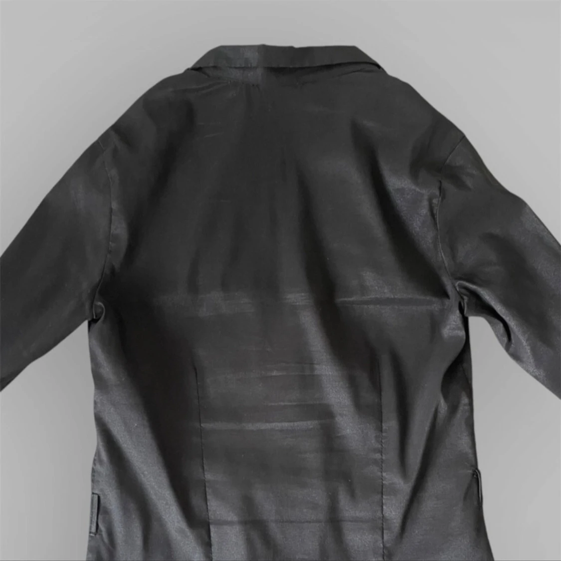 Svart blus med volangdetaljer från kiwi - 90