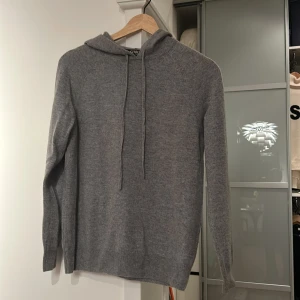 kashmir hoodie från Gobi - Tunn och fin hoodie från Gobi cashmere i mongolisk kashmir. Jättefint skick knappt använd 