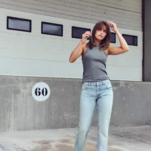 Ljusblå jeans från Zara - Snygga ljusblå jeans från Zara med klassisk femficksdesign och knappgylf. Perfekta för en avslappnad stil.