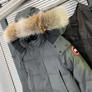 Canada Goose jacka - Canada goose jacka, finns i andra modeller och färger på både jackan och märket! Alla storlekar är tillgängliga! Skriv för mer info eller intresse.