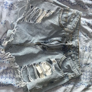 Ljusa jeansshorts  - Snygga ljusa jeansshorts från Shein med slitna detaljer och fransar. 