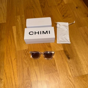 CHIMI 02 Clear - Solglasögon från Chimi som är i nyskick, inga repor eller andra skador. Original förpackning, oanvänd putsduk och box kommer med. Solglasögonen är utav modellen 02 och är i färgen clear. 