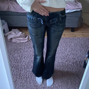 Lågmidjade jeans - Coola lågmidjade jeans utan fickor. Finns bild på men de är lite försmå på modellen (bilden med byxorna på har skärp men det har inte dessa). Midjemått: ca 35 cm, ytterbenslängden ca 97 cm.☺️bootcut