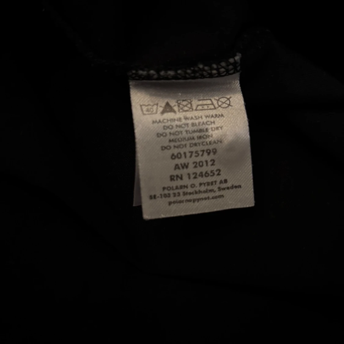 Svart tröja med blommigt mönster från Polarn O. Pyret - 93