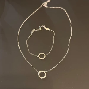 Smyckesset med halsband och armband i silver🤩 - Smyckesset i silver✨ Säljer på grund av att jag byter till guldsmycken💓🌸