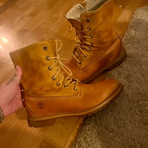 Bruna boots från Timberland - Säljer ett par klassiska bruna boots från Timberland i mycket bra skick. Nypris 1000 mitt pris 500. 
