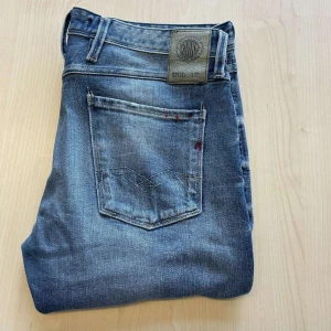 Replay Anbass - Snygga blå jeansbyxor med en klassisk femficksdesign. De har en normal passform och är perfekta för en avslappnad stil. Byxorna har en lätt tvättad look som ger dem en trendig touch.