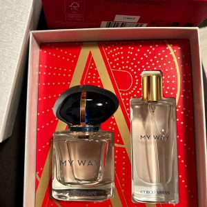 Parfymset My Way från Giorgio Armani - Setet innehåller en elegant flaska (30 ml) med en djupblå kork och en refillflaska (15 ml). Förpackningen är lyxigt röd med gyllene detaljer, perfekt som julklapp/present. Helt oanvänt, inte ens testat!