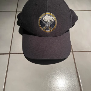 Svart Buffalo Sabres keps  - svart Buffalo Sabres keps. Jätte bra skick, knappt använd. Storlek L 